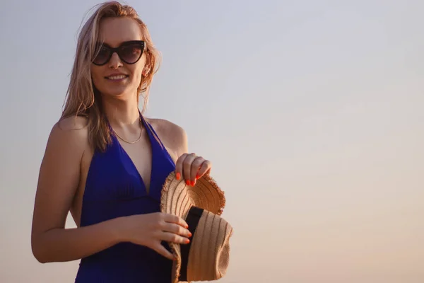 Retrato Una Joven Con Sombrero Gafas Sol Playa Amanecer —  Fotos de Stock