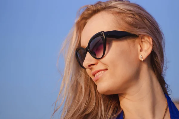 Mujer Joven Feliz Traje Baño Gafas Sol Caminando Playa Posando —  Fotos de Stock