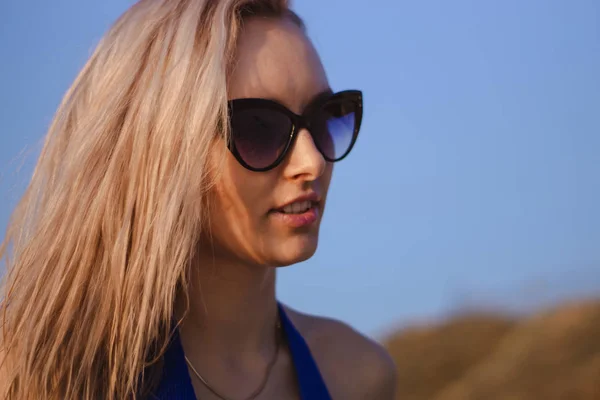 Felice Giovane Donna Costume Bagno Occhiali Piedi Sulla Spiaggia Modella — Foto Stock