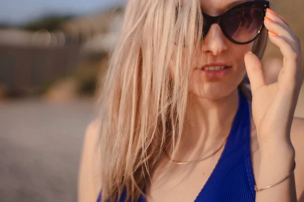 Šťastná Mladá Žena Plavkách Brýlích Kráčející Pláži Modelky Pózující — Stock fotografie
