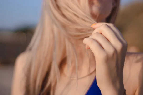 Mujer Joven Feliz Traje Baño Gafas Sol Caminando Playa Posando —  Fotos de Stock