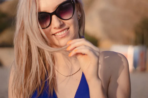 Šťastná Mladá Žena Plavkách Brýlích Kráčející Pláži Modelky Pózující — Stock fotografie