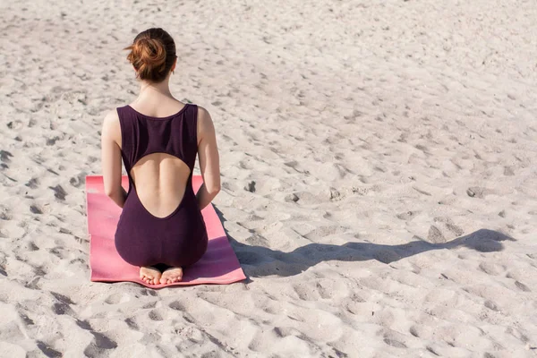 Mujer Yoga Practicando Alfombra Playa Mañana Sol Brilla —  Fotos de Stock