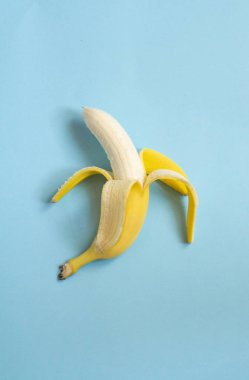 Muz mavi arkaplanda izole