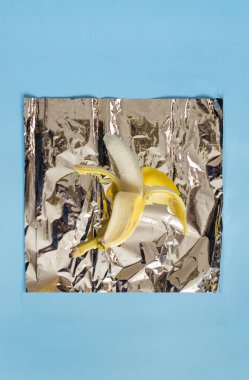 Muz mavi arkaplanda izole