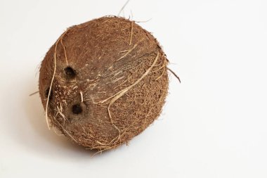 Hindistan cevizi beyaz arkaplanda izole edildi 