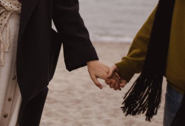 Romantik çift sahilde eğleniyor. Kumsalda koşan mutlu çift