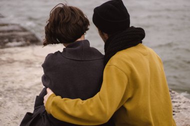 Romantik çift sahilde eğleniyor. Kumsalda koşan mutlu çift