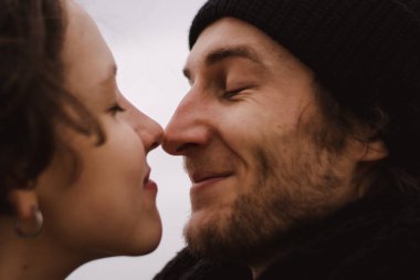 Romantik çift sahilde eğleniyor. Kumsalda koşan mutlu çift