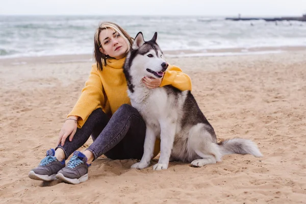 Mladá Krásná Žena Žlutém Svetru Hraje Psem Šedé Bílé Husky — Stock fotografie