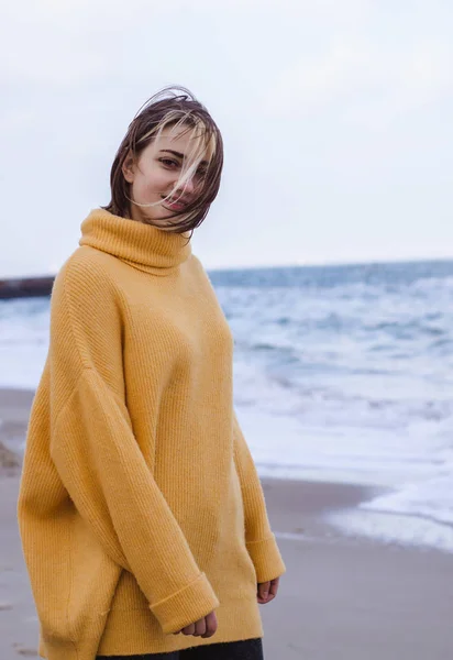 Portret Pięknej Młodej Kobiety Żółtym Swetrze Pulowera Plaży — Zdjęcie stockowe
