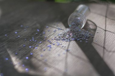 Yıldızlar şeklinde yayılmış pırıltılar.