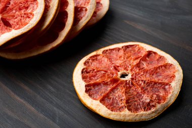 Greyfurtu kapat (Citrus paradisi) Ahşap arkaplanda izole et. 