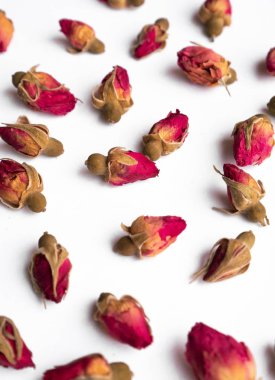 Kuru çay tomurcukları beyaz arka planda kalp şeklinde.