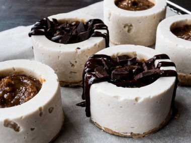 Vegan çiğ tatlılar, kek ve şekerler. Sağlıklı bir vegan gıda konsepti için Aşk