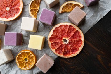Vegan çiğ tatlılar, kek ve şekerler. Sağlıklı bir vegan gıda konsepti için Aşk