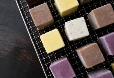 Vegan çiğ tatlılar, kek ve şekerler. Sağlıklı bir vegan gıda konsepti için Aşk
