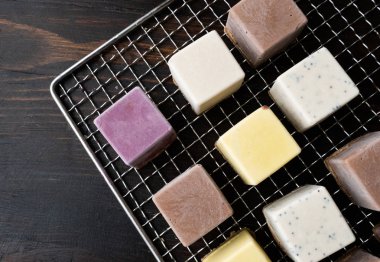 Vegan çiğ tatlılar, kek ve şekerler. Sağlıklı bir vegan gıda konsepti için Aşk