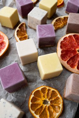 Vegan çiğ tatlılar, kek ve şekerler. Sağlıklı bir vegan gıda konsepti için Aşk