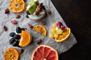 Vegan çiğ tatlılar, kek ve şekerler. Sağlıklı bir vegan gıda konsepti için Aşk