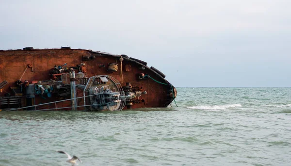 Ekolojik felaket. Tanker gemisi düştü ve karaya oturdu. Denizin petrol kirliliği