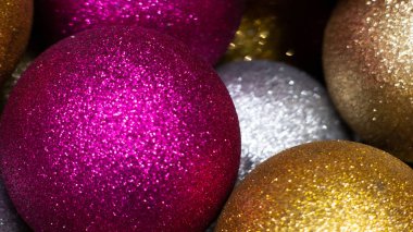 Noel veya Yeni Yıl kompozisyonu. Soyut arkaplanda Noel süslemesi.