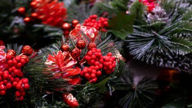 Noel veya Yeni Yıl kompozisyonu. Soyut arkaplanda Noel süslemesi.