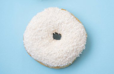 Mavi arkaplandaki donut düzlüğü