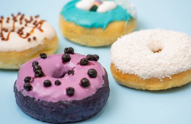 Mavi arkaplandaki donut düzlüğü