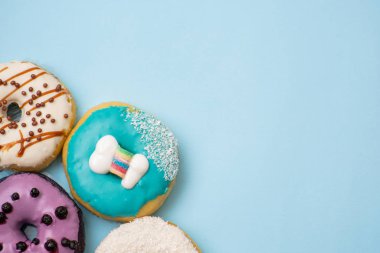 Mavi arkaplandaki donut düzlüğü