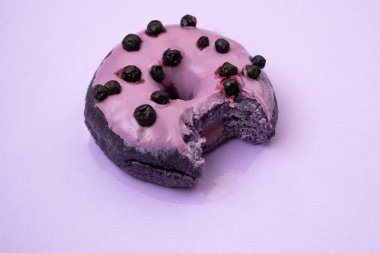 Mavi arkaplandaki donutu kapat