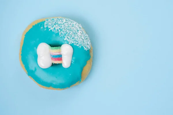 Colocación Plana Rosquilla Sobre Fondo Azul — Foto de Stock