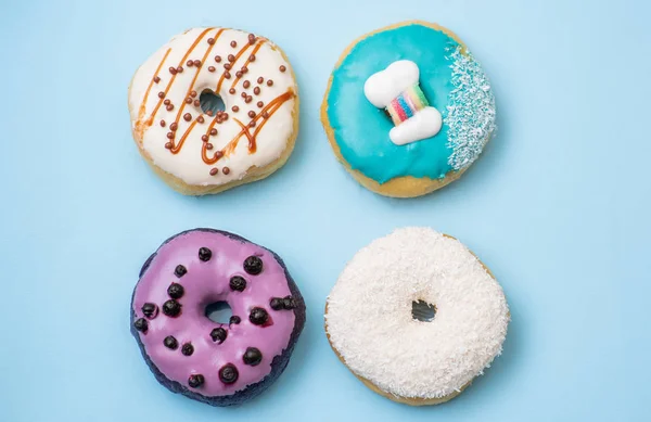 Colocación Plana Rosquilla Sobre Fondo Azul — Foto de Stock