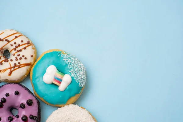 Colocación Plana Rosquilla Sobre Fondo Azul — Foto de Stock