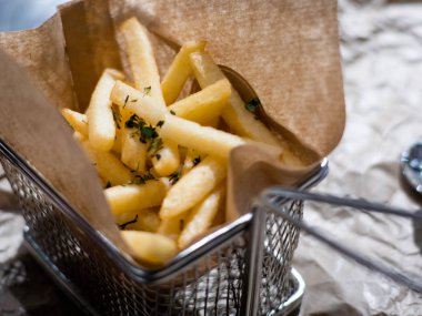 Patates kızartması ahşap masaya yakın.