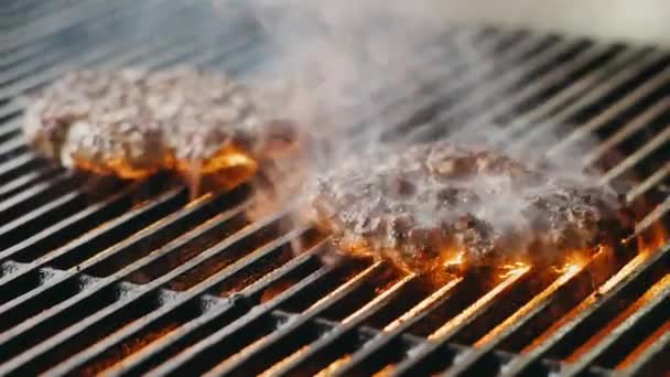 főzés hamburgerek forró grill lángok