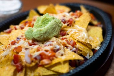 Erimiş peynirle kaplı, üzerinde fotokopi alanı olan sarı tortilla cipsi.