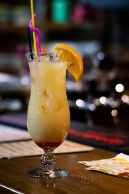 Alçak açı, buz gibi soğuk modern gurme kokteyli barın üstünde bulanık restoran barı arka planında.