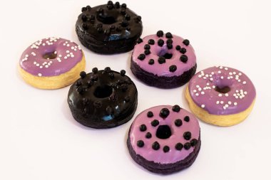 Masada renkli çörekler var. Manzarayı kapat. Boşluğu kopyala