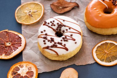 Masada renkli çörekler var. Manzarayı kapat. Boşluğu kopyala
