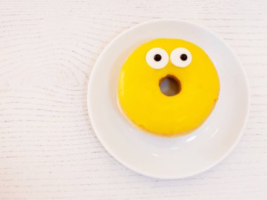 Masada renkli çörekler var. Manzarayı kapat. Boşluğu kopyala