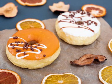 Masada renkli çörekler var. Manzarayı kapat. Boşluğu kopyala