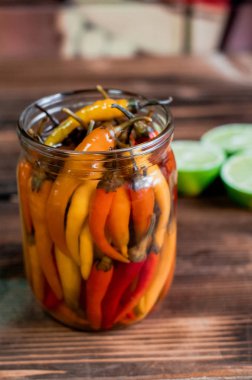 Ahşap arka planda izole edilmiş kırmızı biber.