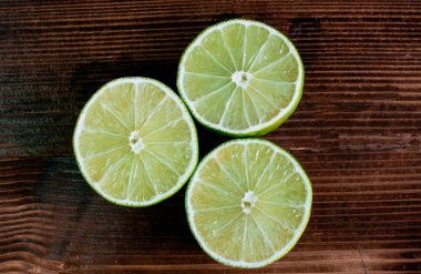 Ahşap arka planda kireç dilimleri