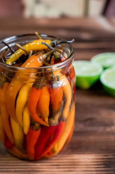 Ahşap arka planda izole edilmiş kırmızı biber.