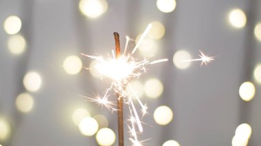 Havai fişek fişeklerinin yakın çekimi. Mavi arka planda havai fişek yanığı