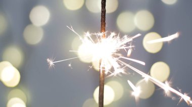 Havai fişek fişeklerinin yakın çekimi. Mavi arka planda havai fişek yanığı