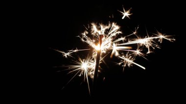 Havai fişek fişeklerinin yakın çekimi. Siyah arkaplanda havai fişek yanığı