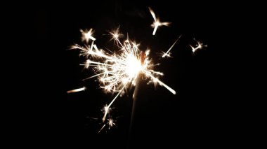 Havai fişek fişeklerinin yakın çekimi. Siyah arkaplanda havai fişek yanığı