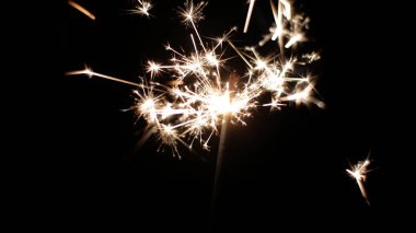 Havai fişek fişeklerinin yakın çekimi. Siyah arkaplanda havai fişek yanığı